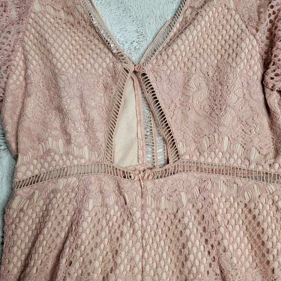 Lush Pale Blush Pink Eyelet Lace Wide Short Sleeve Romper Size M - Picture 8 of 11